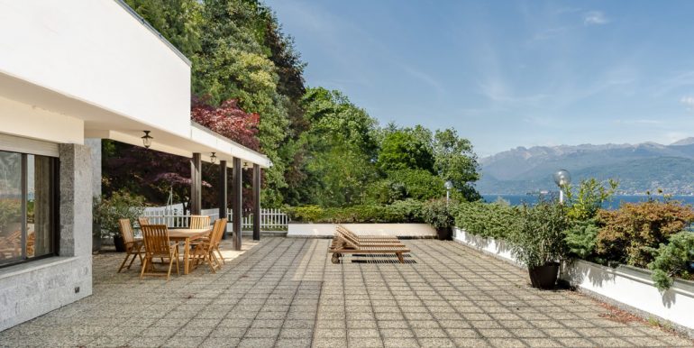 LUX_Lakefront-modern-villa-for-sale-in-Stresa-terrace-1200x680