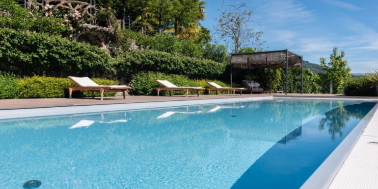 LUX_Prestigioisa-villa-epoca-vendita-Meina-piscina-02-1200x680-1024x580