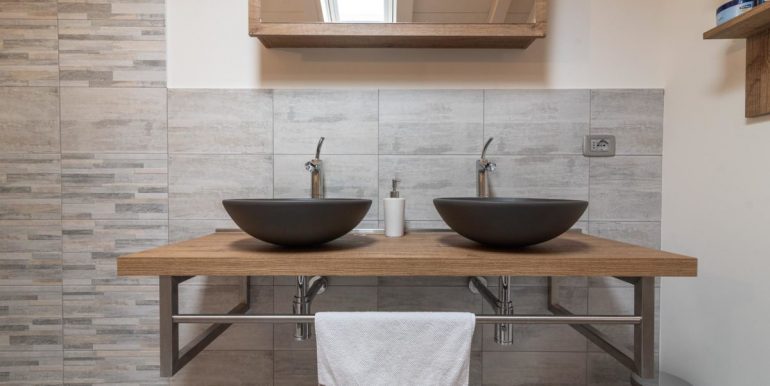 LUX_for-sale-in-Stresa-bathroom-doublesink-1200x680