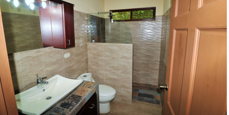 Ojochal-Perezoso-ItalianHouse-GuestBath